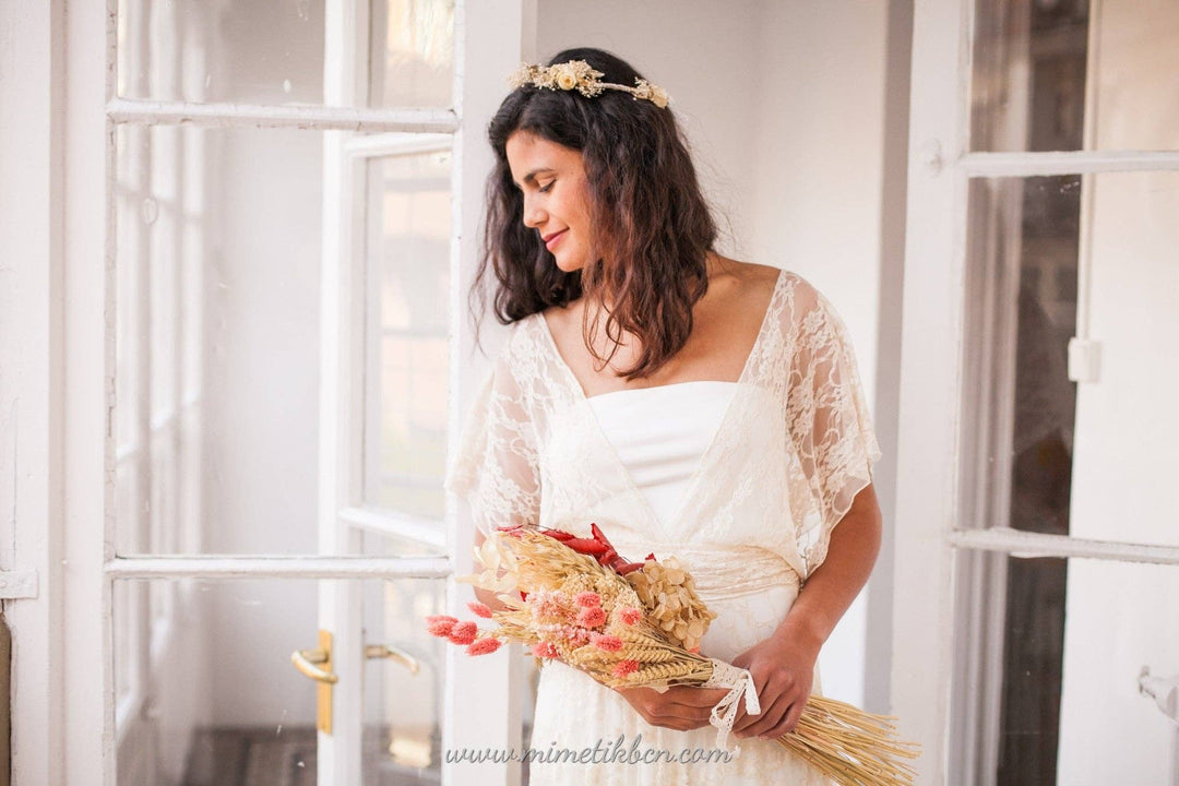 Détail de la dentelle champagne du top de mariée Vega