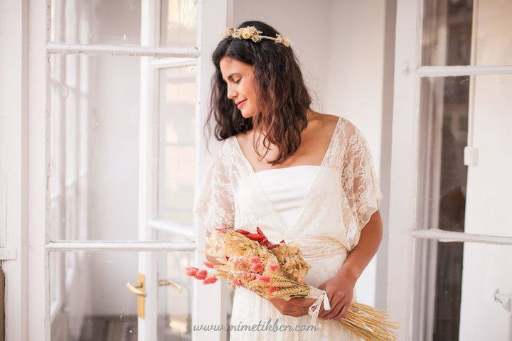 Détail de la dentelle champagne du top de mariée Vega