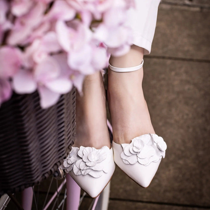 VALENTINA – CHAUSSURES DE MARIÉE EN CUIR IVOIRE | FLEURS 3D & TALON 75 MM THE PERFECT BRIDAL COMPANY