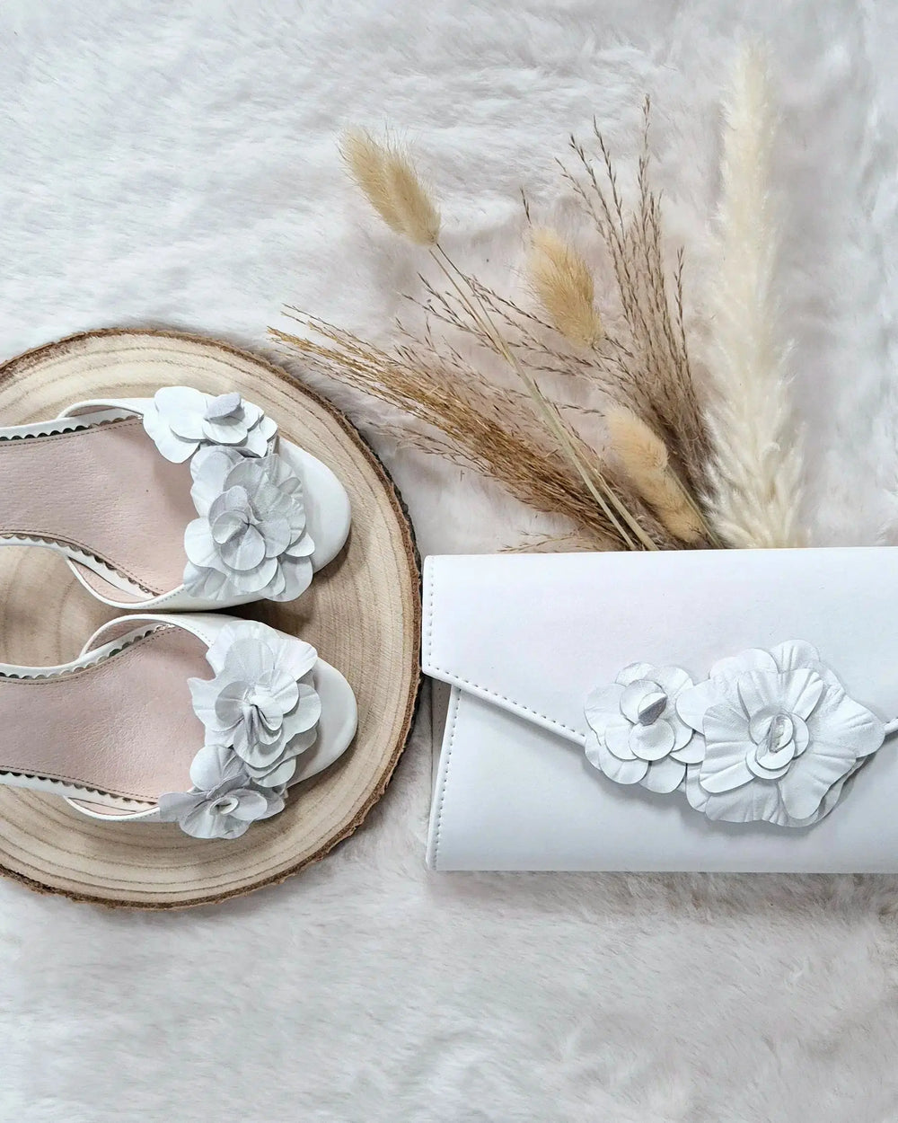 VERONA – POCHETTE MARIÉE IVOIRE | FLEUR EN CUIR & FORMAT ÉTUI ÉLÉGANT THE PERFECT BRIDAL COMPANY
