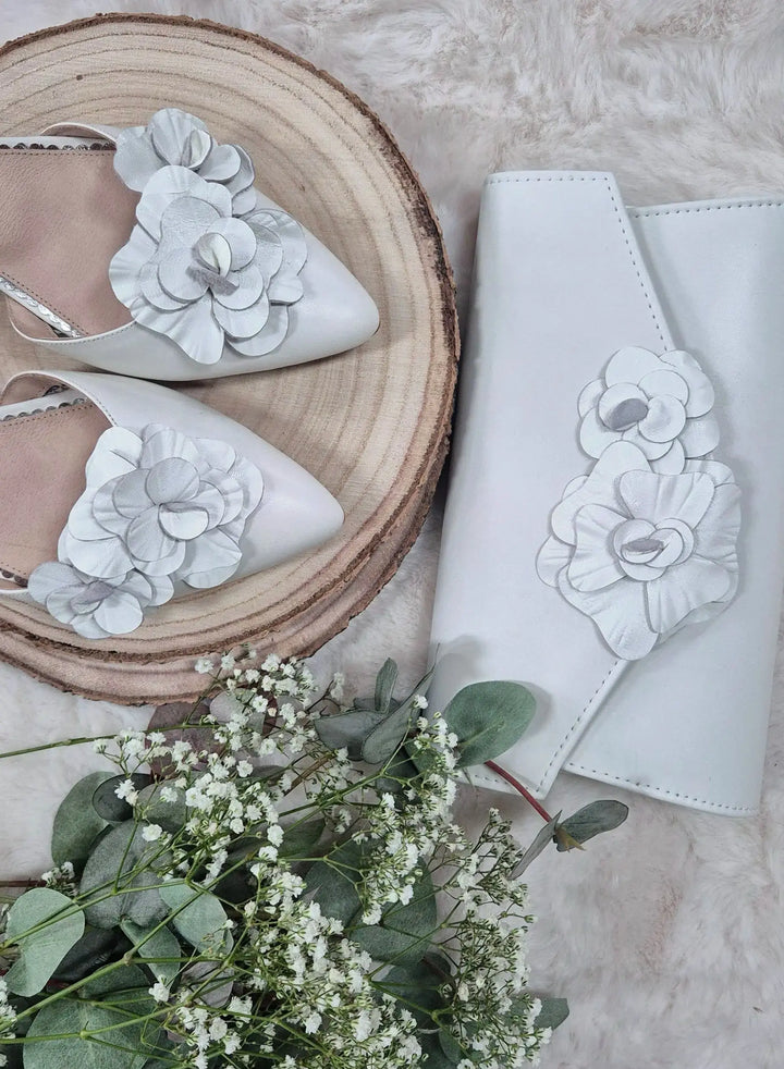 VERONA – POCHETTE MARIÉE IVOIRE | FLEUR EN CUIR & FORMAT ÉTUI ÉLÉGANT THE PERFECT BRIDAL COMPANY