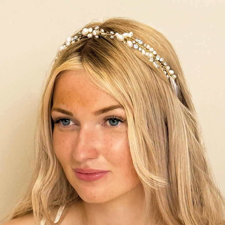 VIGNE CAPILLAIRE MARIAGE ALLEGRA –  PLAQUÉ OR, CRISTAUX & PERLES NATURELLES Ivory and co