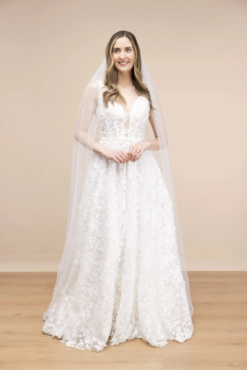 VOILE DE MARIÉE CATHÉDRALE 300 CM EN TULLE IVOIRE À BORDURE PERLÉE | PBV9054 THE PERFECT BRIDAL COMPANY