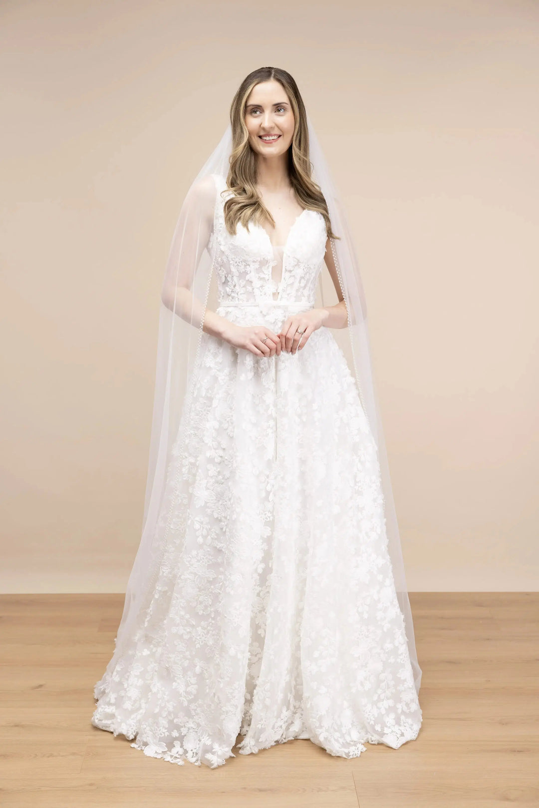 VOILE DE MARIÉE CATHÉDRALE 300 CM EN TULLE IVOIRE À BORDURE PERLÉE | PBV9054 THE PERFECT BRIDAL COMPANY