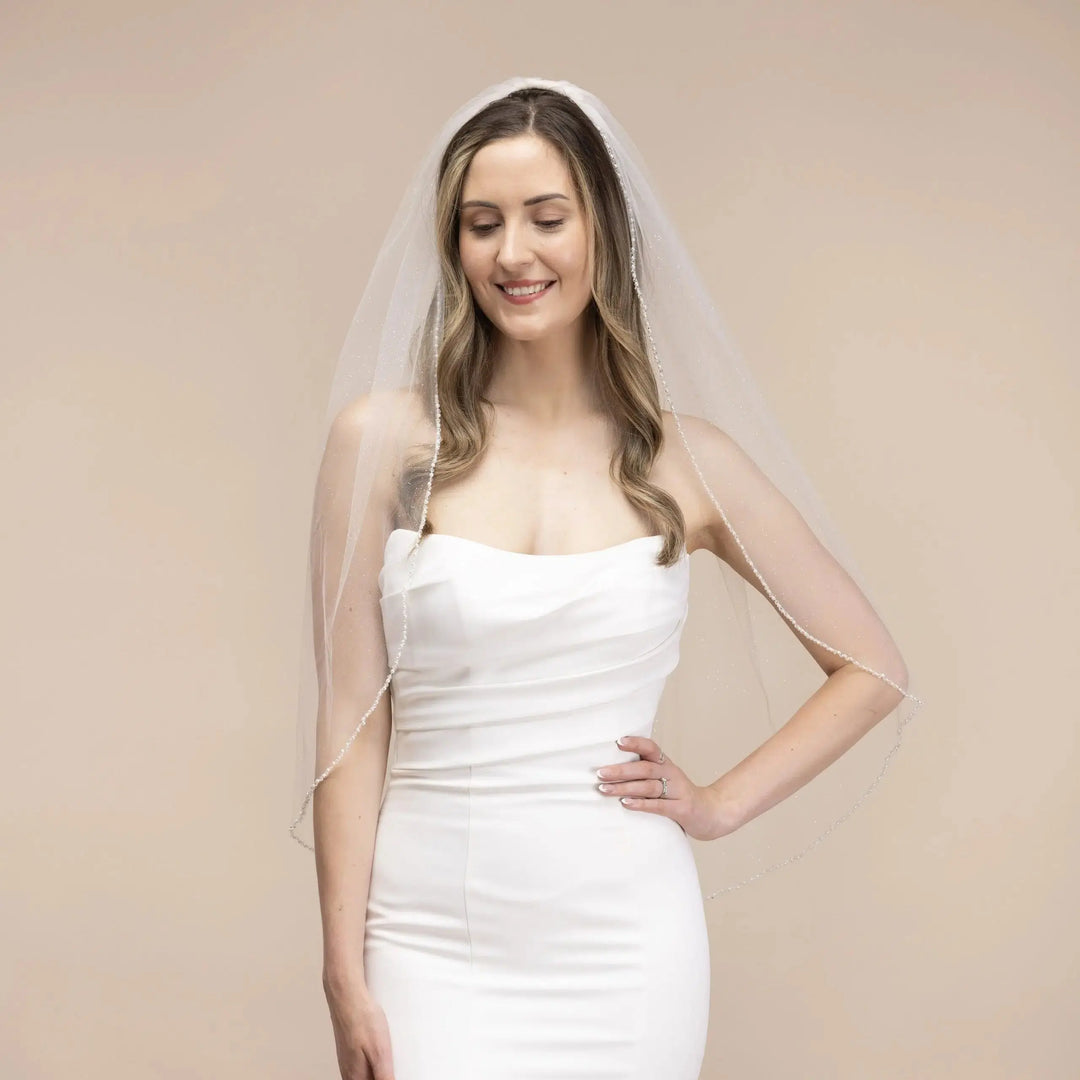 VOILE DE MARIÉE COURT 90 CM EN TULLE IVOIRE PAILLETÉ À BORDURE PERLES & CRISTAUX | PBV9057 THE PERFECT BRIDAL COMPANY