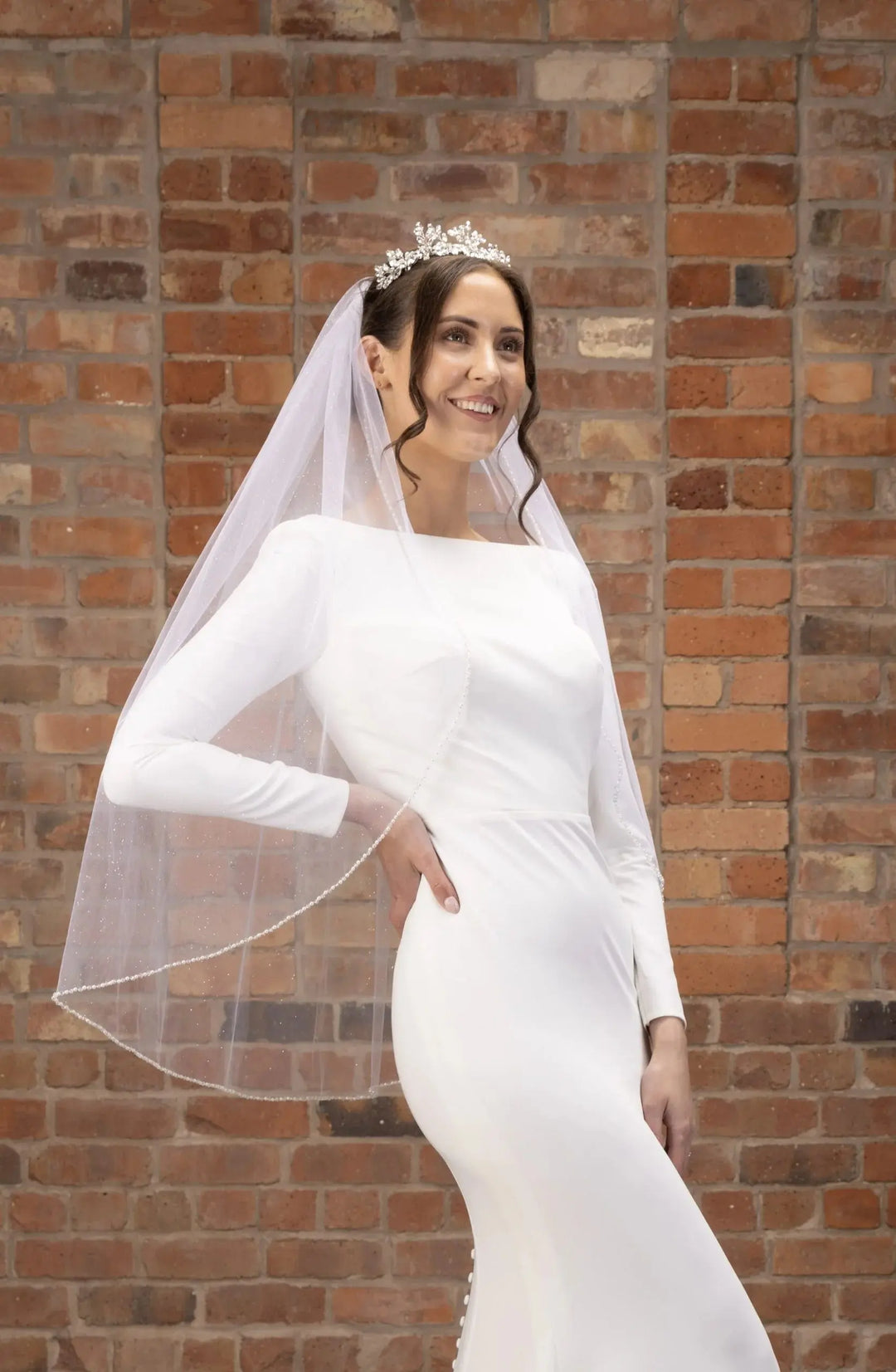 VOILE DE MARIÉE COURT 90 CM EN TULLE IVOIRE PAILLETÉ À BORDURE PERLES & CRISTAUX | PBV9057 THE PERFECT BRIDAL COMPANY