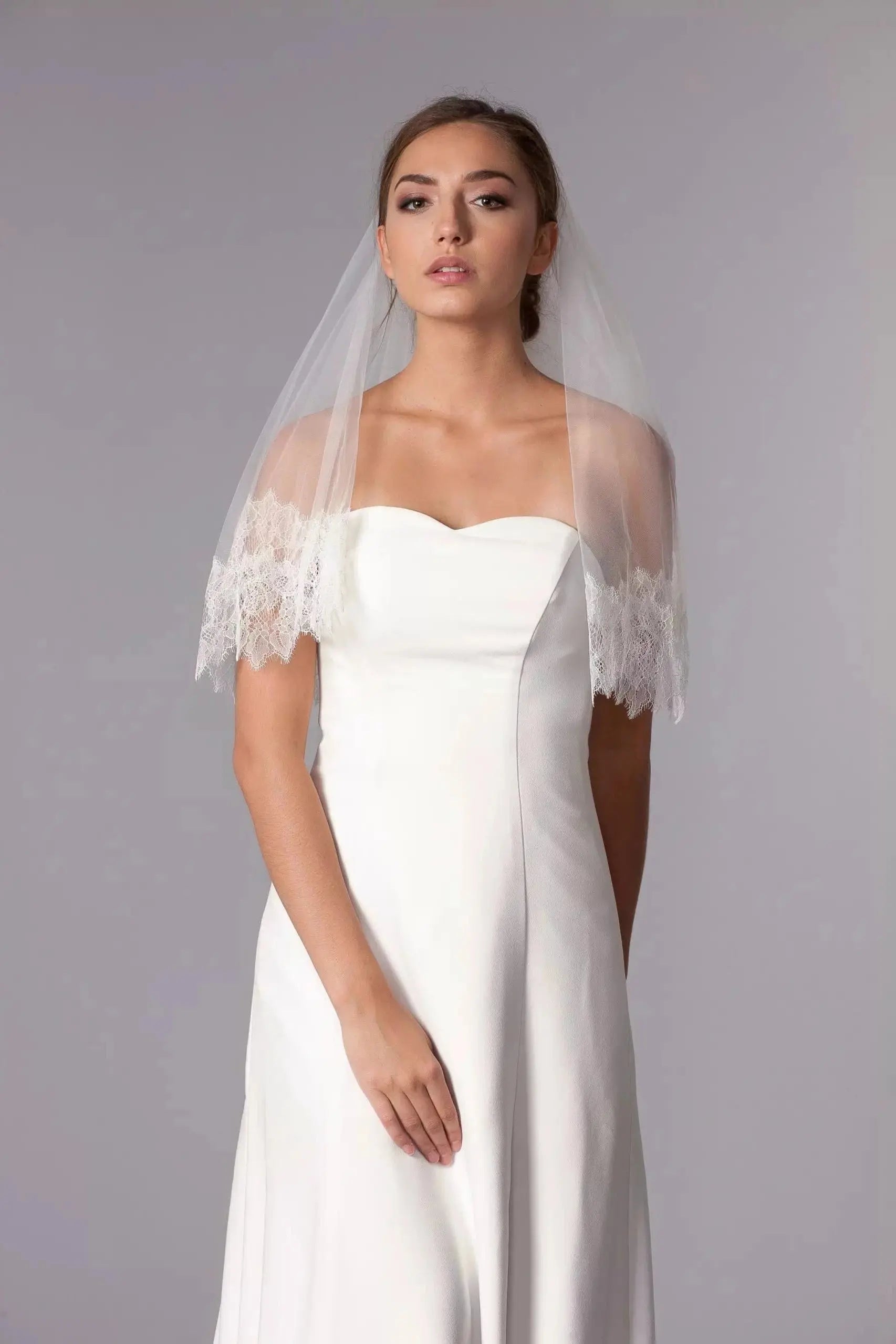 VOILE DE MARIÉE COURT EN DENTELLE FRANÇAISE CAITLIN WK28 Novias