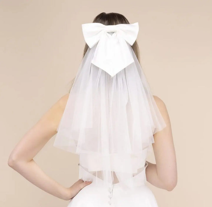 VOILE DE MARIÉE COURT EN TULLE IVOIRE À NŒUD SATIN – STYLE MODERNE & CHIC | PBV9062 THE PERFECT BRIDAL COMPANY