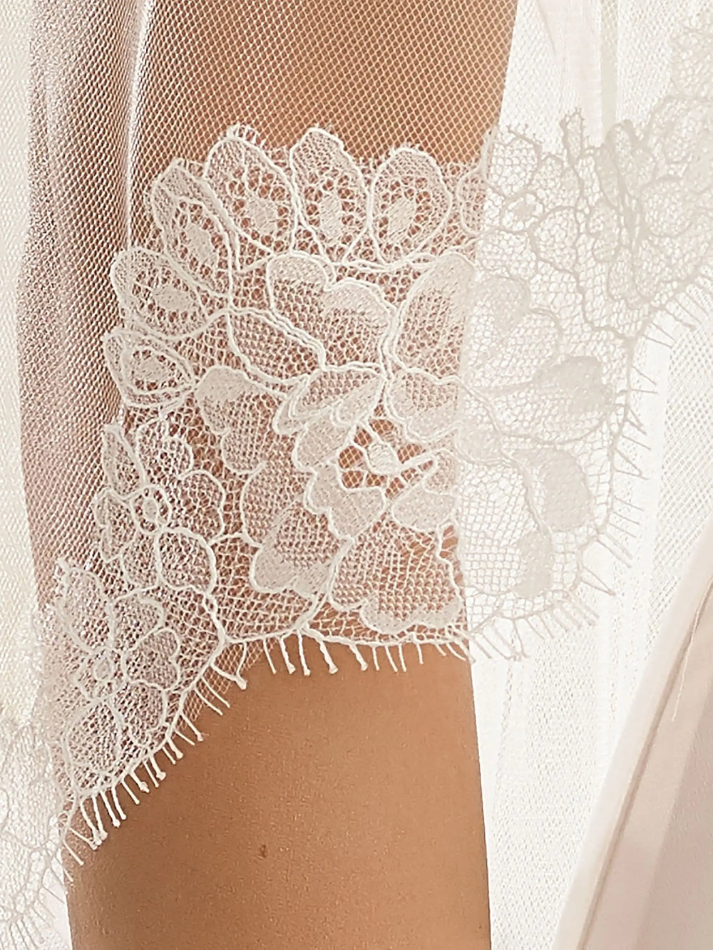 Voile de mariée long en tulle doux avec bordure en dentelle florale – 250 cm – monté sur peigne GROS PLAN DENTELLE