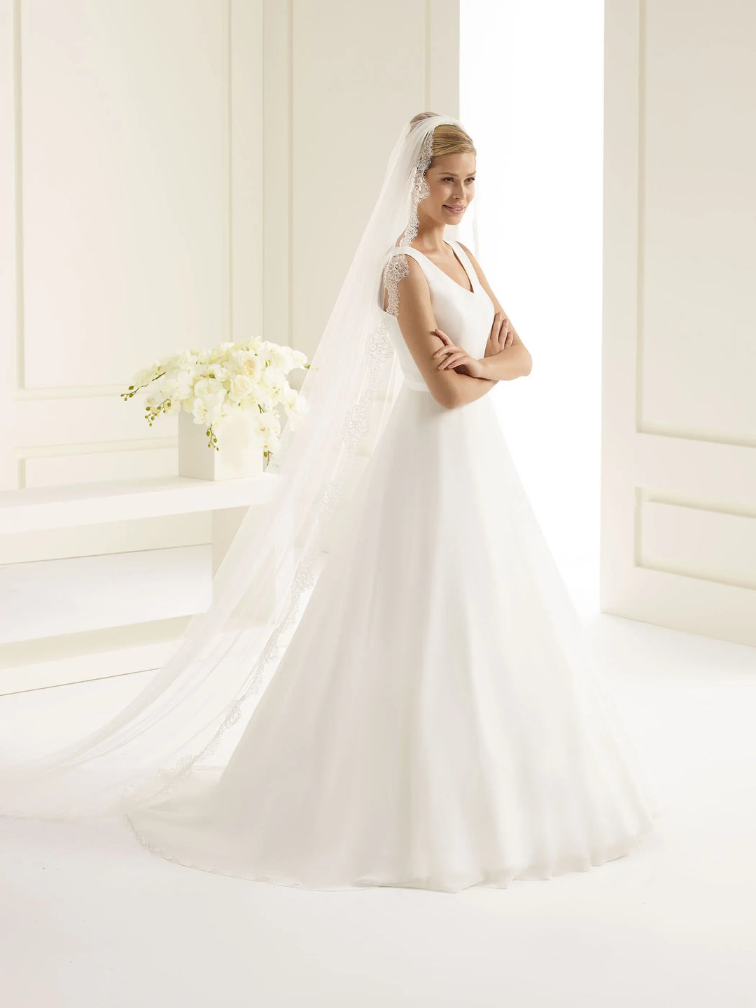 Voile de mariée long en tulle doux avec bordure en dentelle florale – 250 cm – monté sur peigne vision globale sur robe de mariée princesse 
