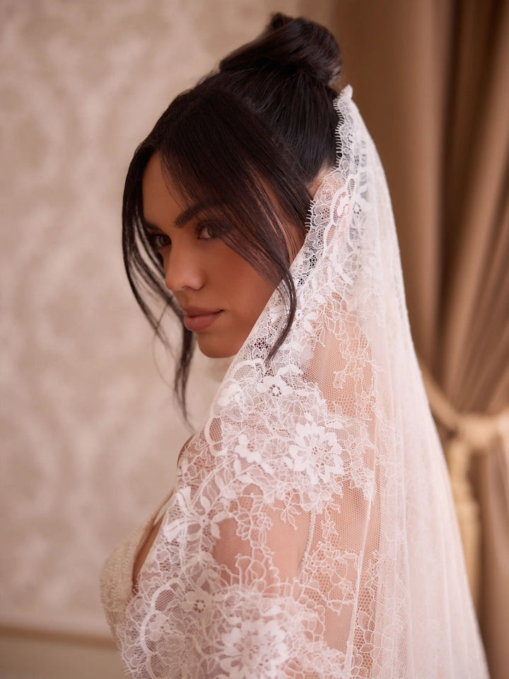 VOILE DE MARIÉE EN DENTELLE DE CHANTILLY 300 CM – ÉLÉGANCE BOHÈME & RAFFINÉE – S547 BIANCO EVENTO