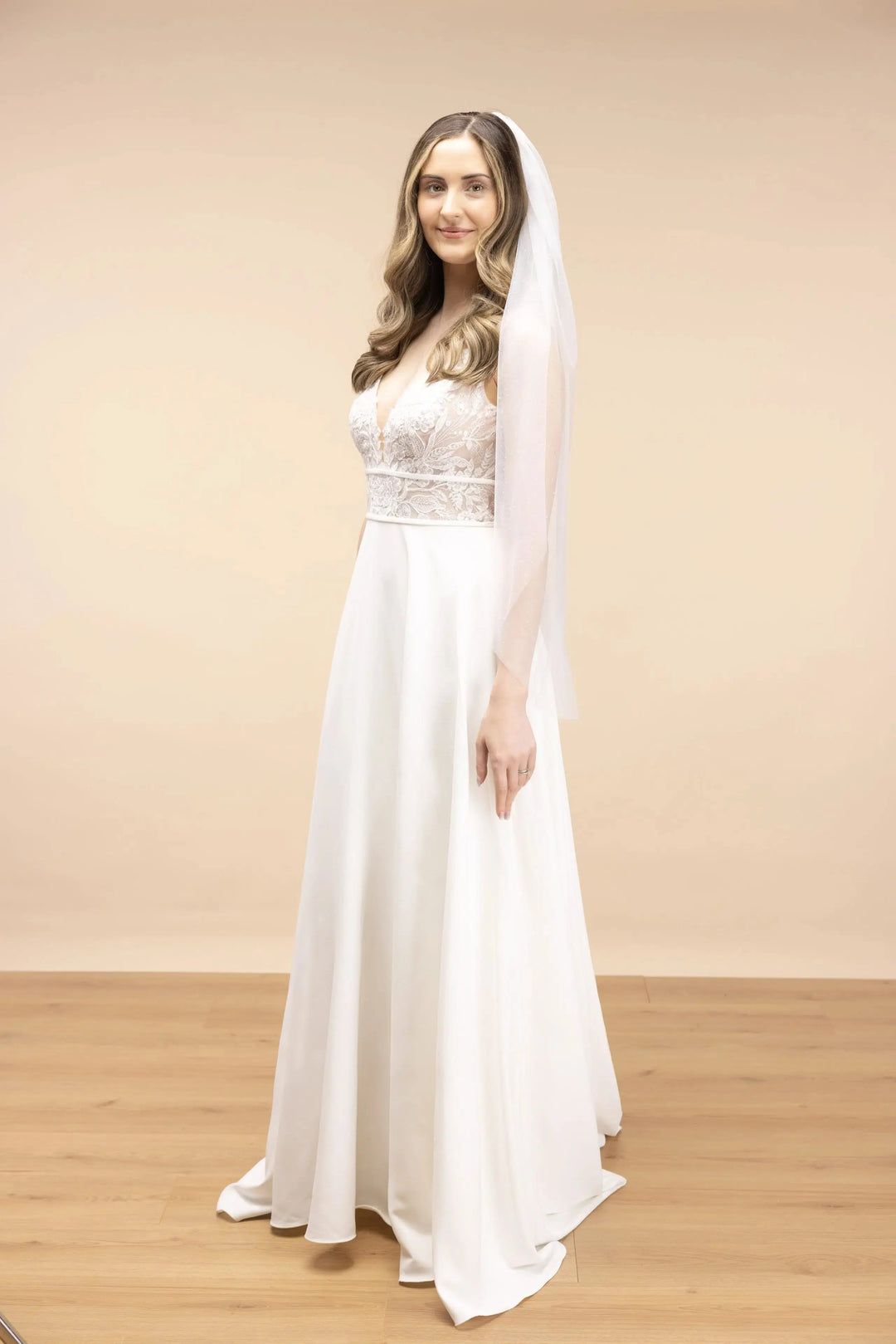 VOILE DE MARIÉE EN TULLE IVOIRE ORNÉ DE CRISTAUX IRISÉS – PBV9077 THE PERFECT BRIDAL COMPANY