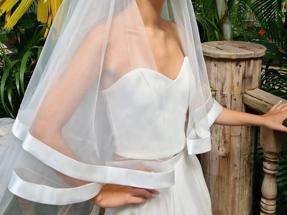 VOILE DE MARIÉE LONG AVEC BORDURE EN SATIN LARGE ET RABAT VISAGE- MIMOSA WD117 Novias