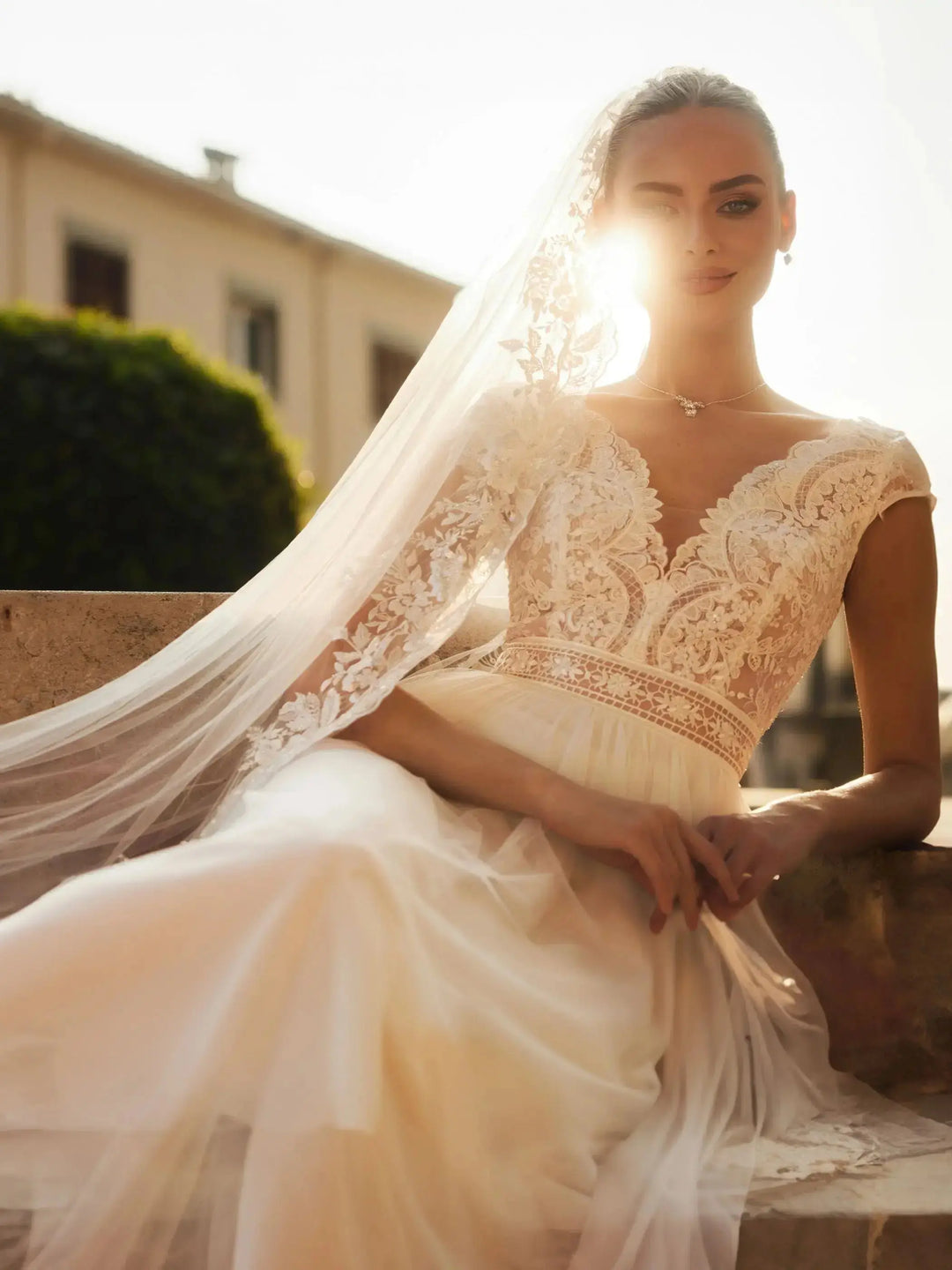 VOILE DE MARIÉE LONG EN TULLE SOUPLE AVEC BORDURE EN DENTELLE BRODÉE DE PERLES ET SEQUINS – MODÈLE S474 Bianco Evento
