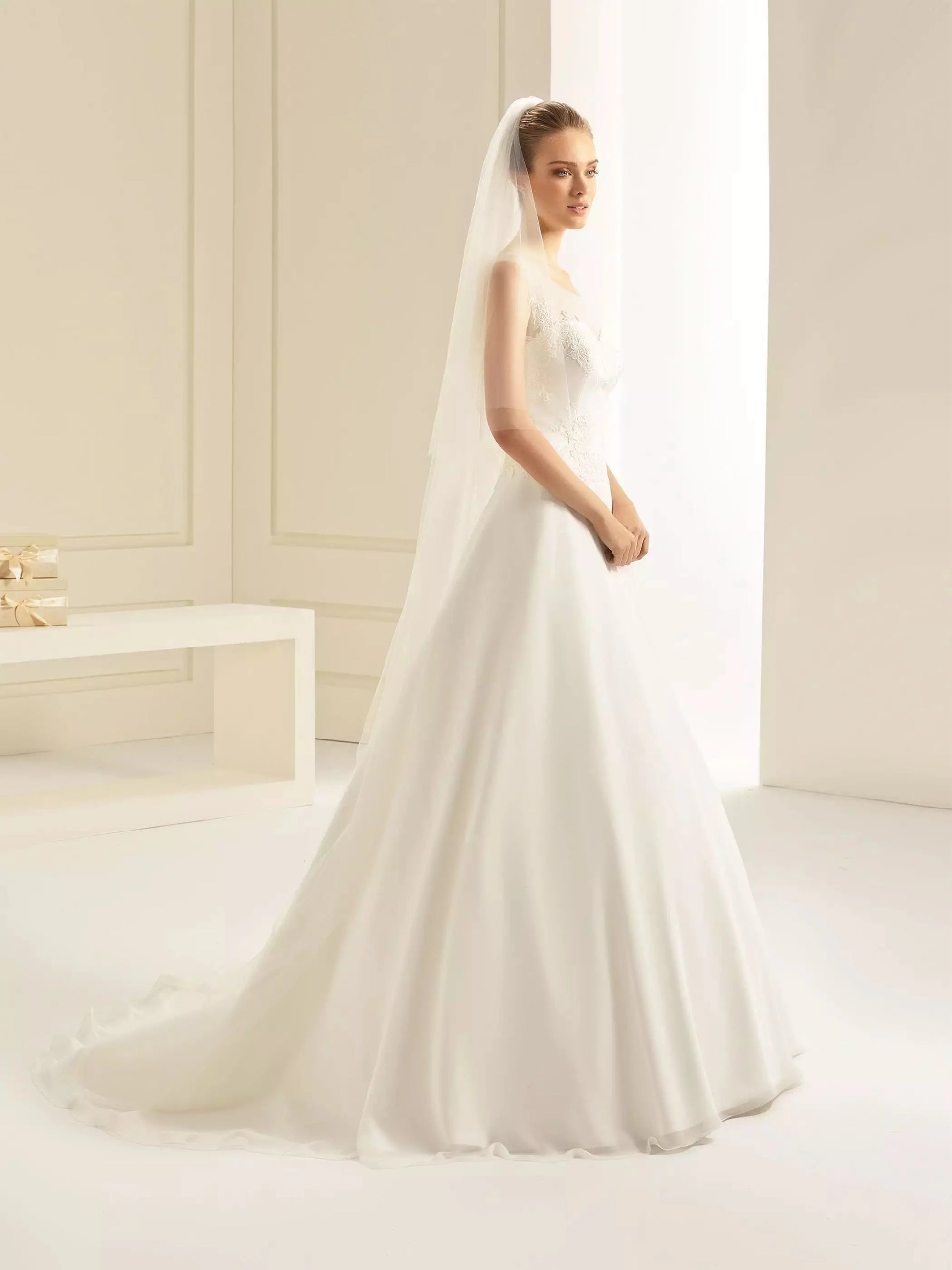 VOILE DE MARIÉE LONG SIMPLE EN TULLE AVEC RABAT S251 Bianco Evento