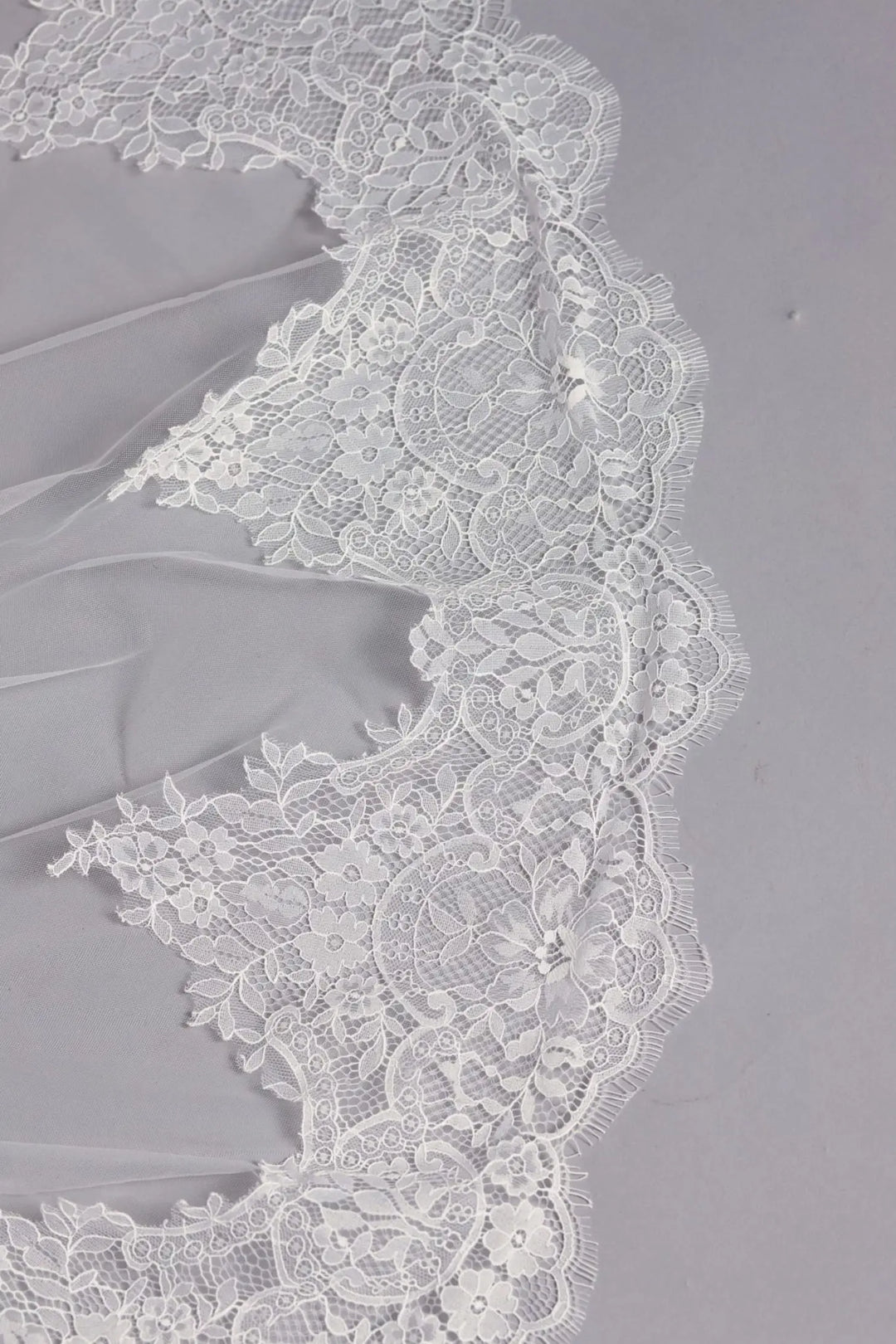 VOILE MARIÉE DEBORAH WD17 LARGE BORDURE DENTELLE FRANÇAISE – RABAT 80 CM & 300 CM Novias