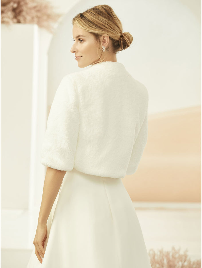 Veste de mariee E307 en fausse fourrure ivoire vue de dos, manches 3/4 amples, Bianco Evento