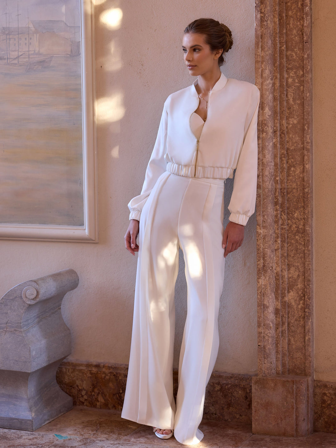 Veste de mariée E523 portée sur une tenue de mariée deux pièces