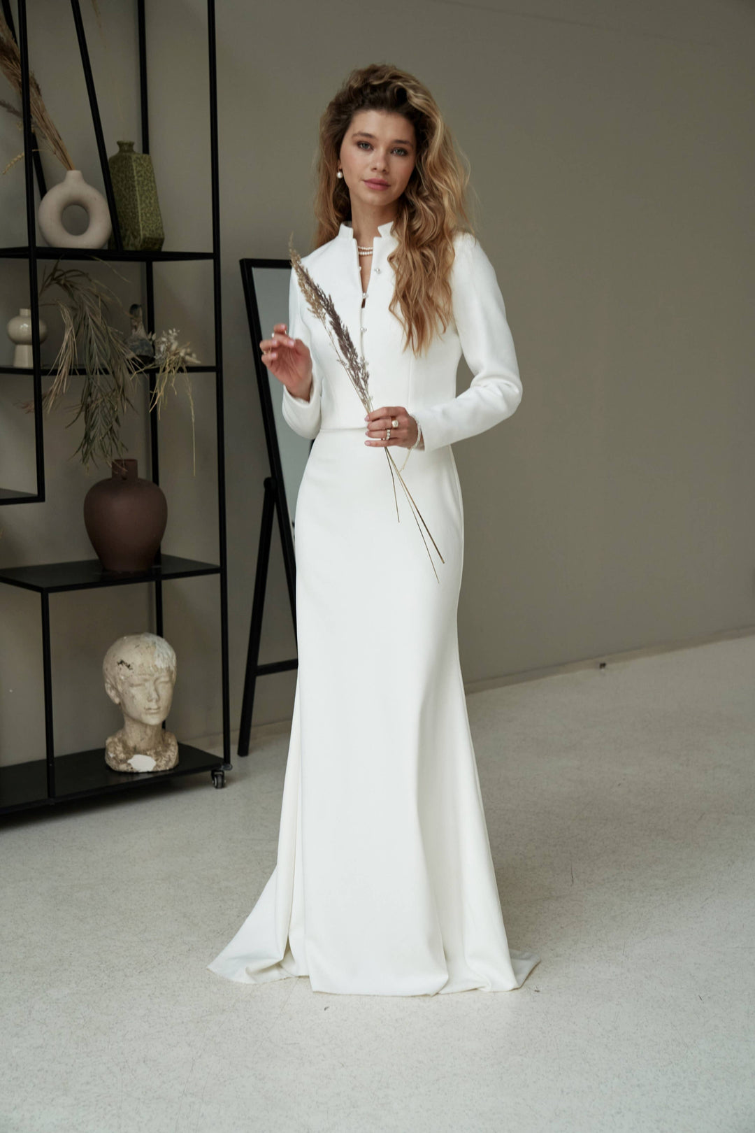 Silhouette complète d'une veste de mariée courte ivoire sur une robe longue fourreau – WJ02 Artpodiumstudio