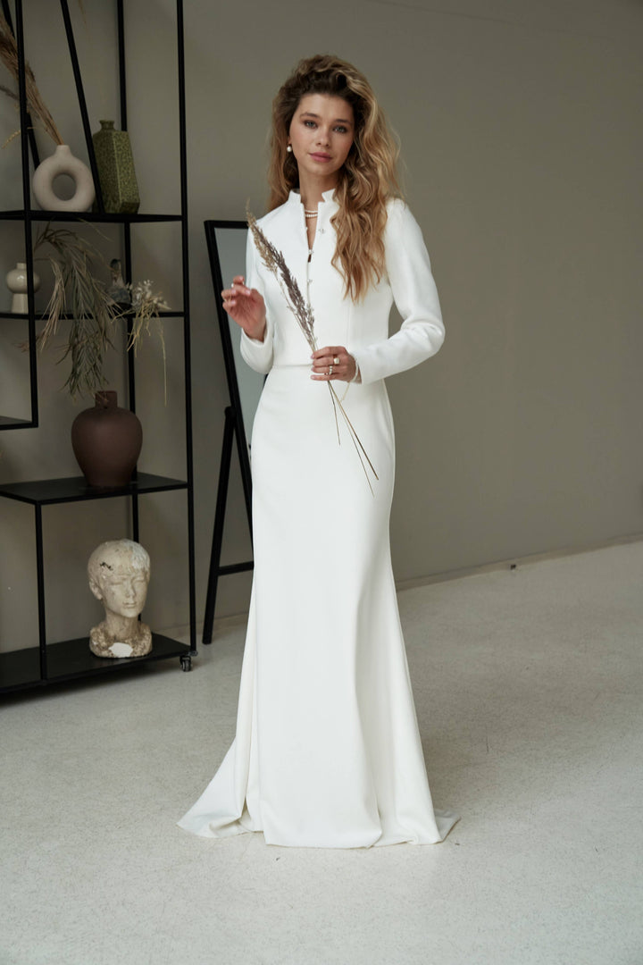 Silhouette complète d'une veste de mariée courte ivoire sur une robe longue fourreau – WJ02 Artpodiumstudio