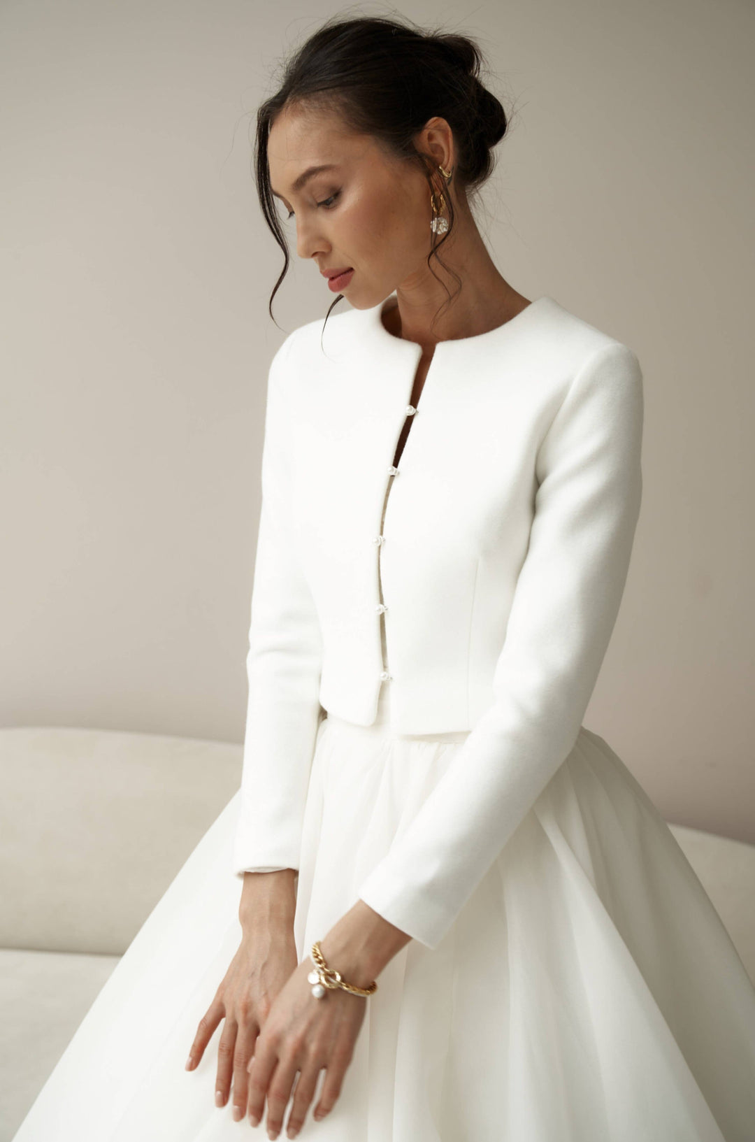 Veste de mariée laine cachemire ivoire portée sur une robe à jupe ample