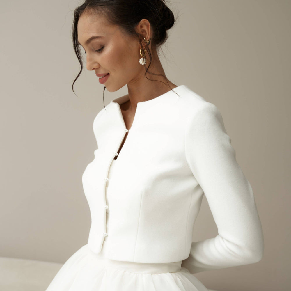 Veste de mariée ivoire à boutons perle fermée jusqu'au col
