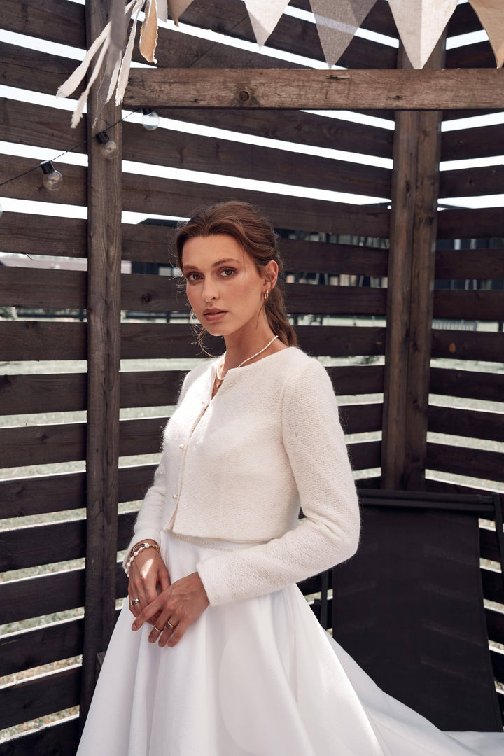 Gilet de mariée en mohair ivoire porté avec une robe en satin