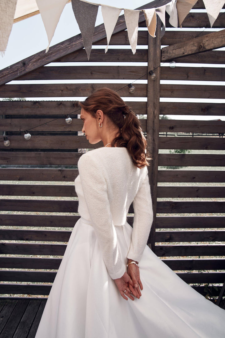 Détail de la maille mohair ivoire du gilet de mariée
