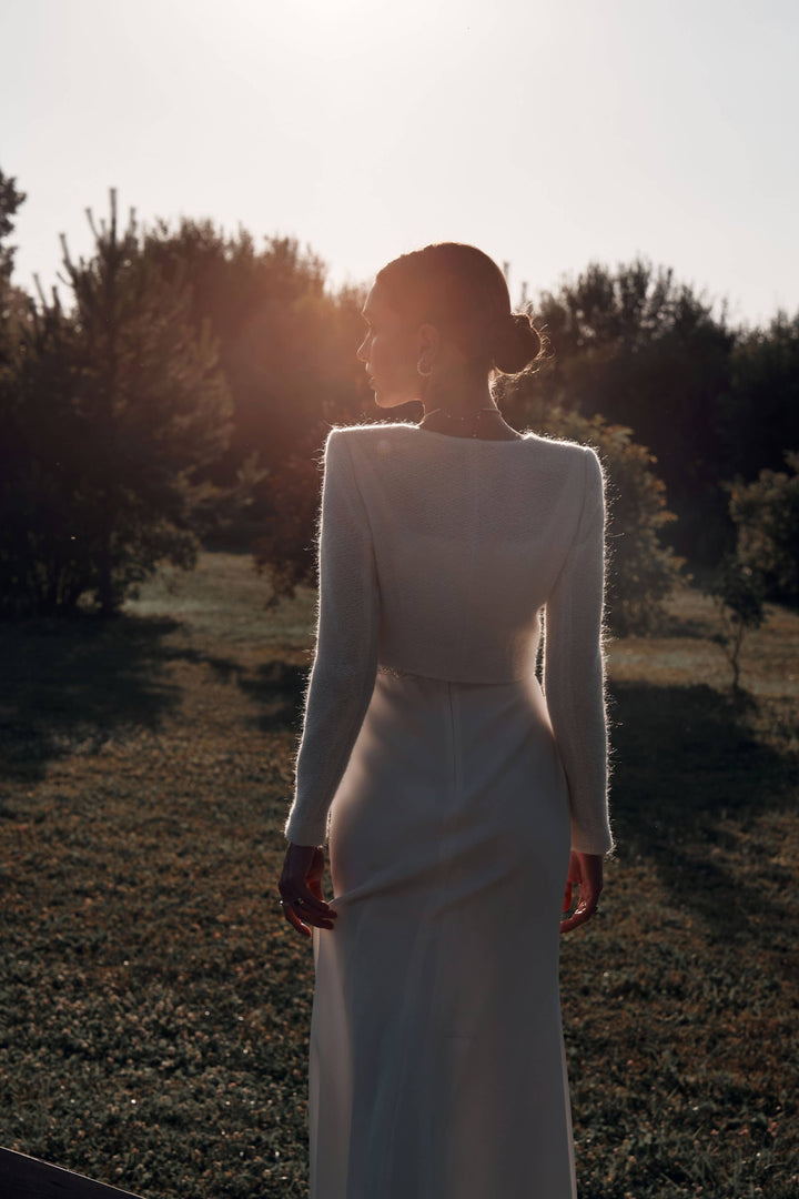 Gilet de mariée mohair ivoire porté ouvert sur la robe