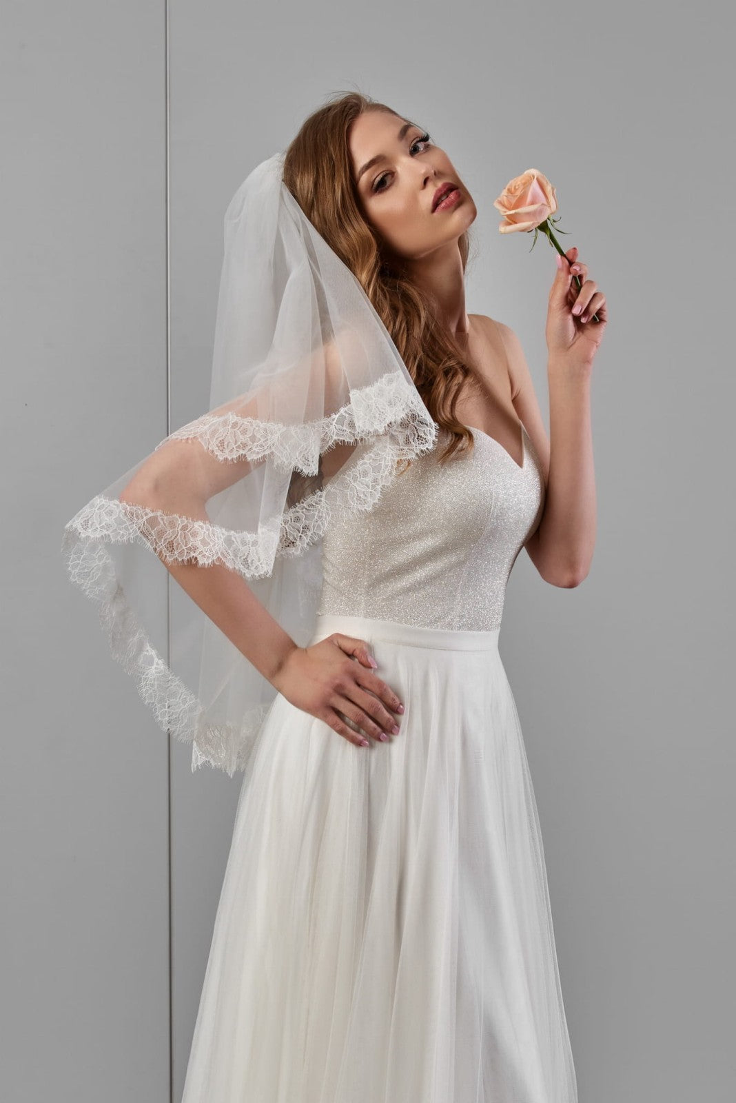 Voile de mariée April WK45 porté en deux couches, dentelle fine en bordure