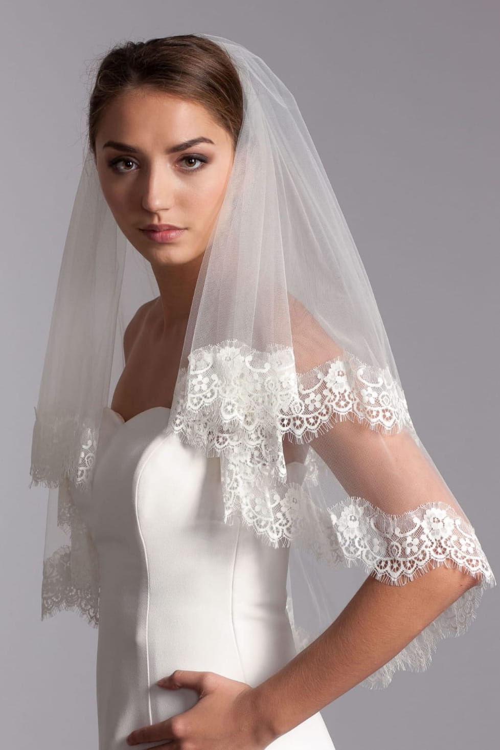 Voile de mariée Cala WK19 porté en deux couches, dentelle florale festonnée