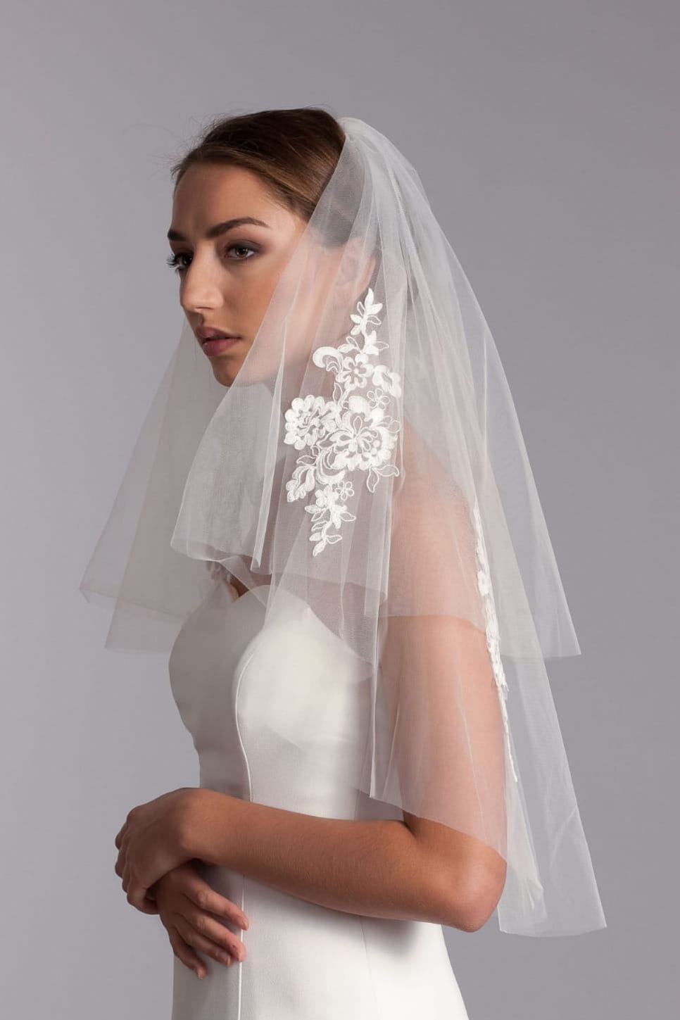 Voile de mariée Calliope WK25 porté en deux couches, applications de dentelle