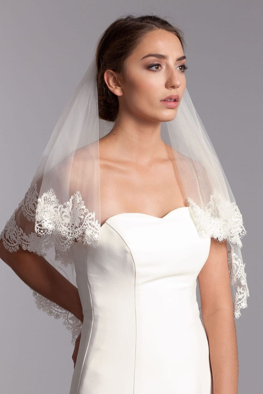 Voile de mariée Camilla WK24 porté en deux couches, bordure en dentelle florale