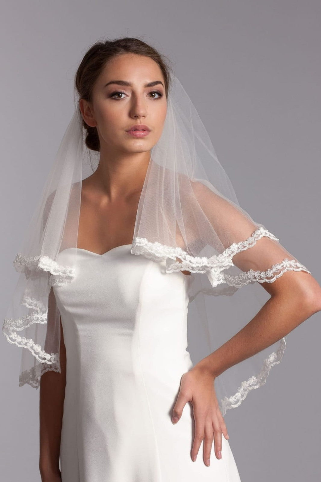 Voile de mariée Carmela WK14 porté en deux couches, bordure en dentelle florale