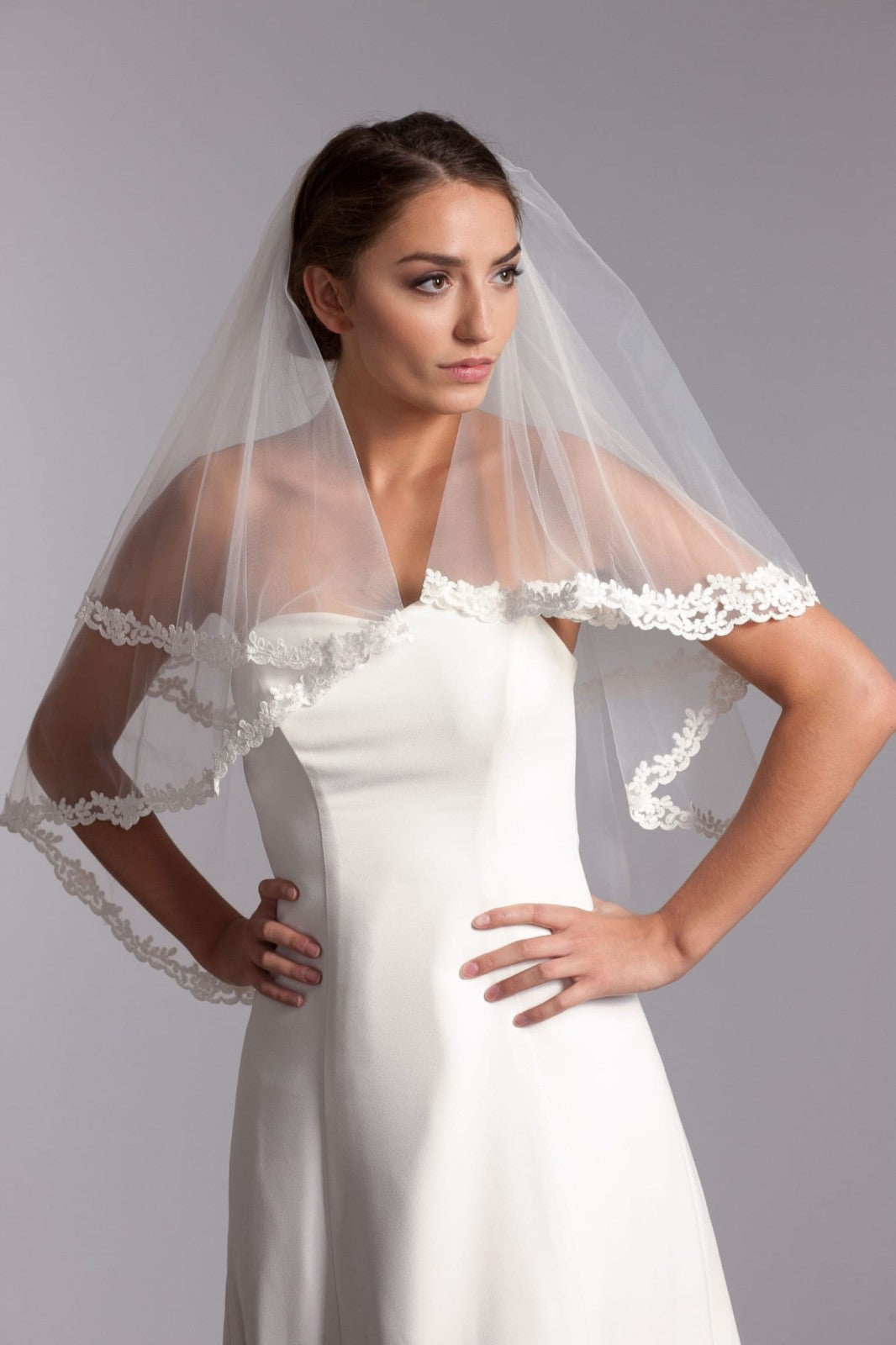 Voile de mariée Chanti WK18 porté en deux couches, bordure en dentelle à feuillage