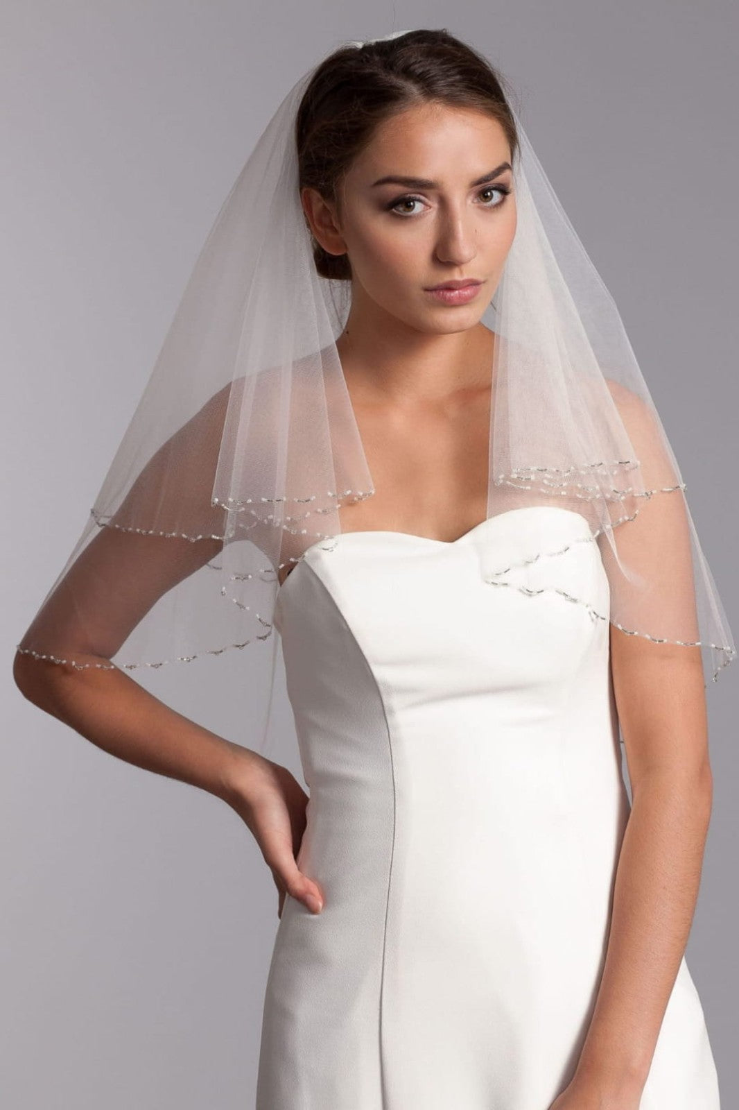 Voile de mariée Cindy W14 porté en deux couches, cristaux le long du bord