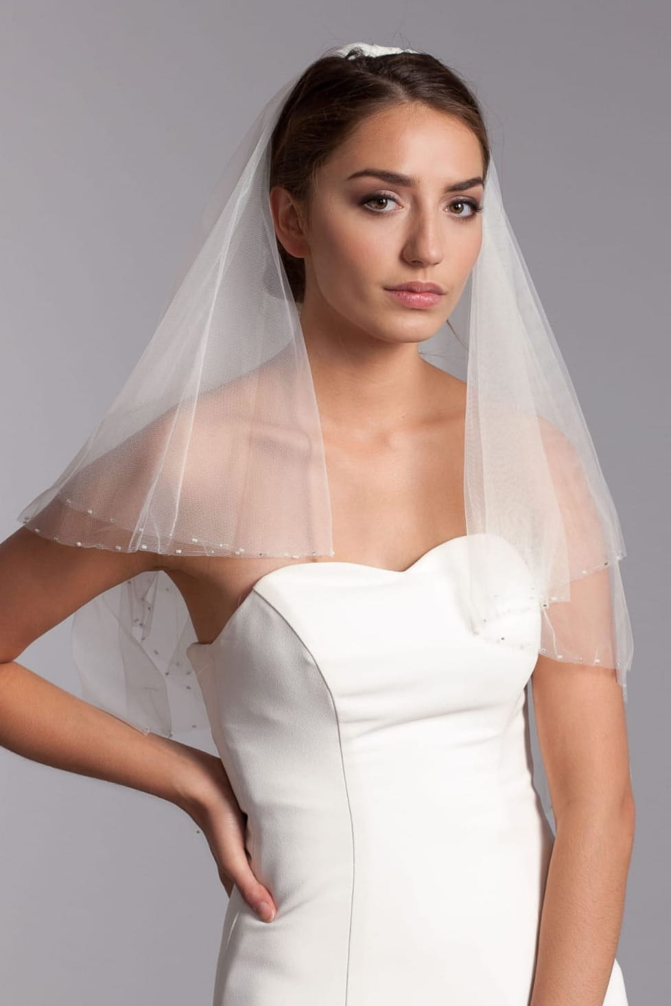Voile de mariée Cinta W22 porté en deux couches, cristaux près du bord