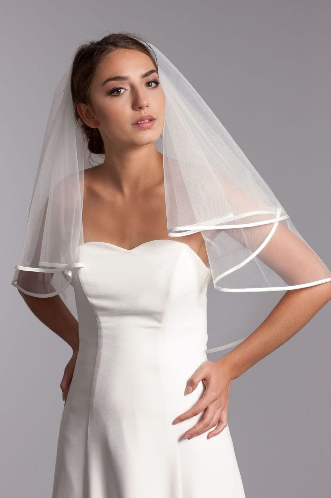 Voile de mariée Clémentine W6 porté en deux couches, bord ruban