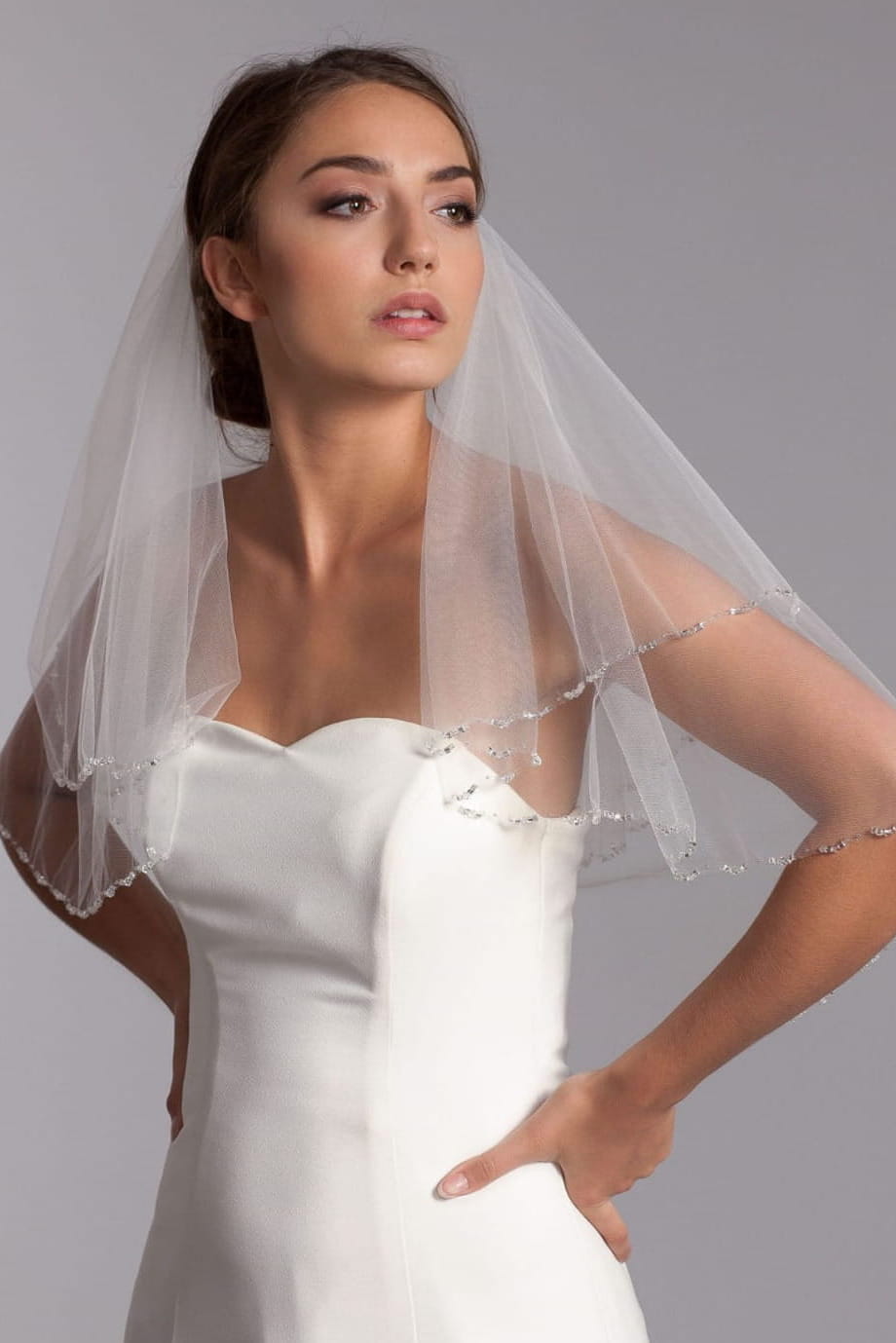 Voile de mariée Cynthia W33 porté en deux couches, cristaux semés