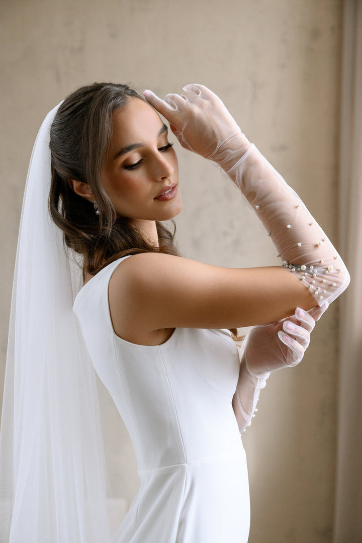 Voile de mariée Esmea 300 cm, détail du tulle et des demi-perles, vue de profil