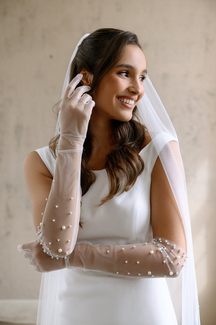Voile de mariée Esmea 300 cm, mariée souriante, main à la coiffure