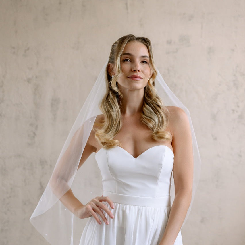 Voile de mariée Evelis 92 cm, demi-perles, tulle souple ivoire, vue de face, mains sur les hanches