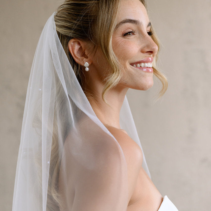 Voile de mariée Evelis 92 cm, demi-perles, tulle souple ivoire, mariée souriante de profil