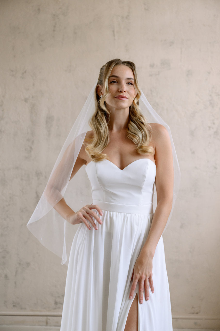 Voile de mariée Evelis 92 cm, demi-perles, vue de face, mains sur les hanches