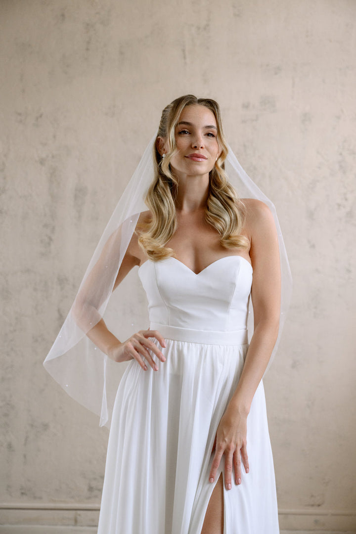 Voile de mariée Evelis 92 cm, demi-perles, vue de face, mains sur les hanches