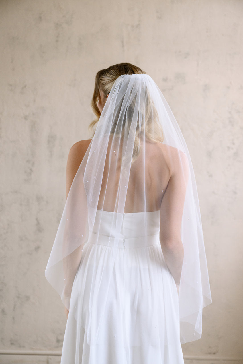 Voile de mariée Evelis 92 cm, demi-perles, vue de dos sur robe bustier