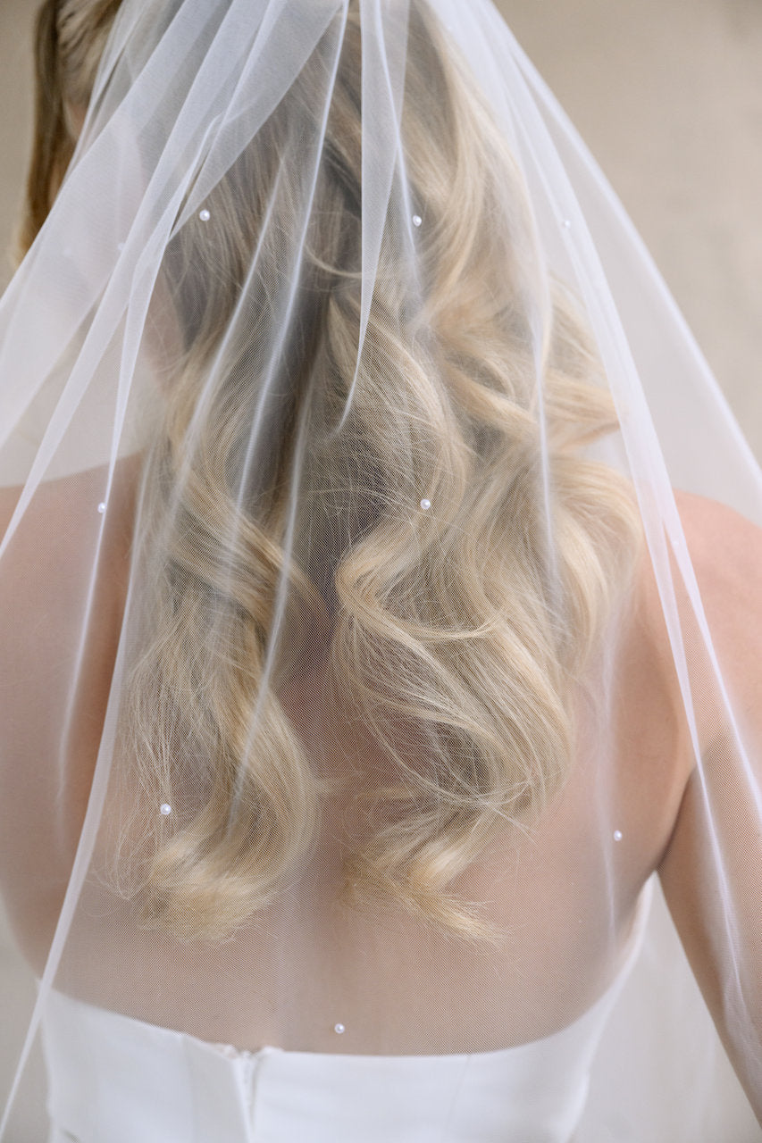 Voile de mariée Evelis 92 cm, détail des demi-perles sur le tulle et les cheveux