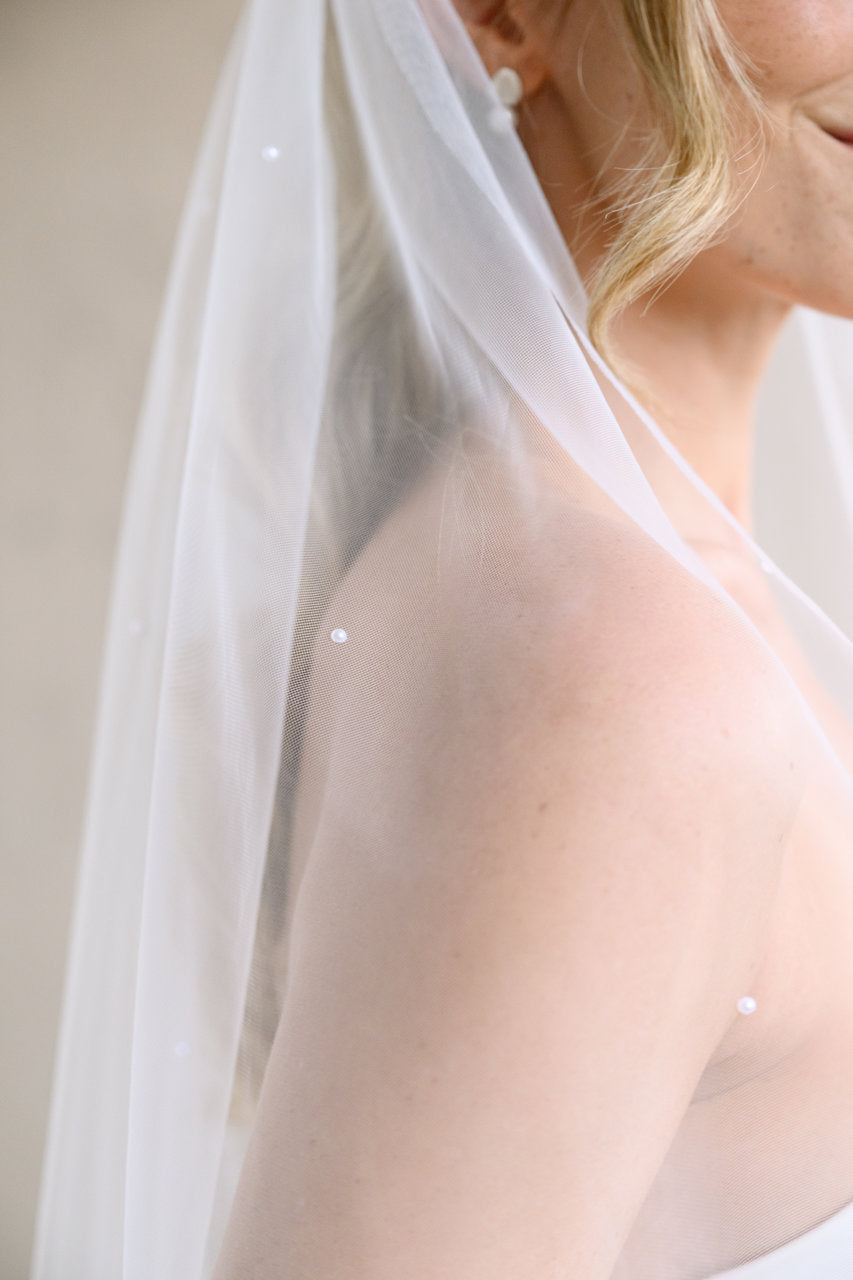 Voile de mariée Evelis 92 cm, détail du tulle sur l'épaule
