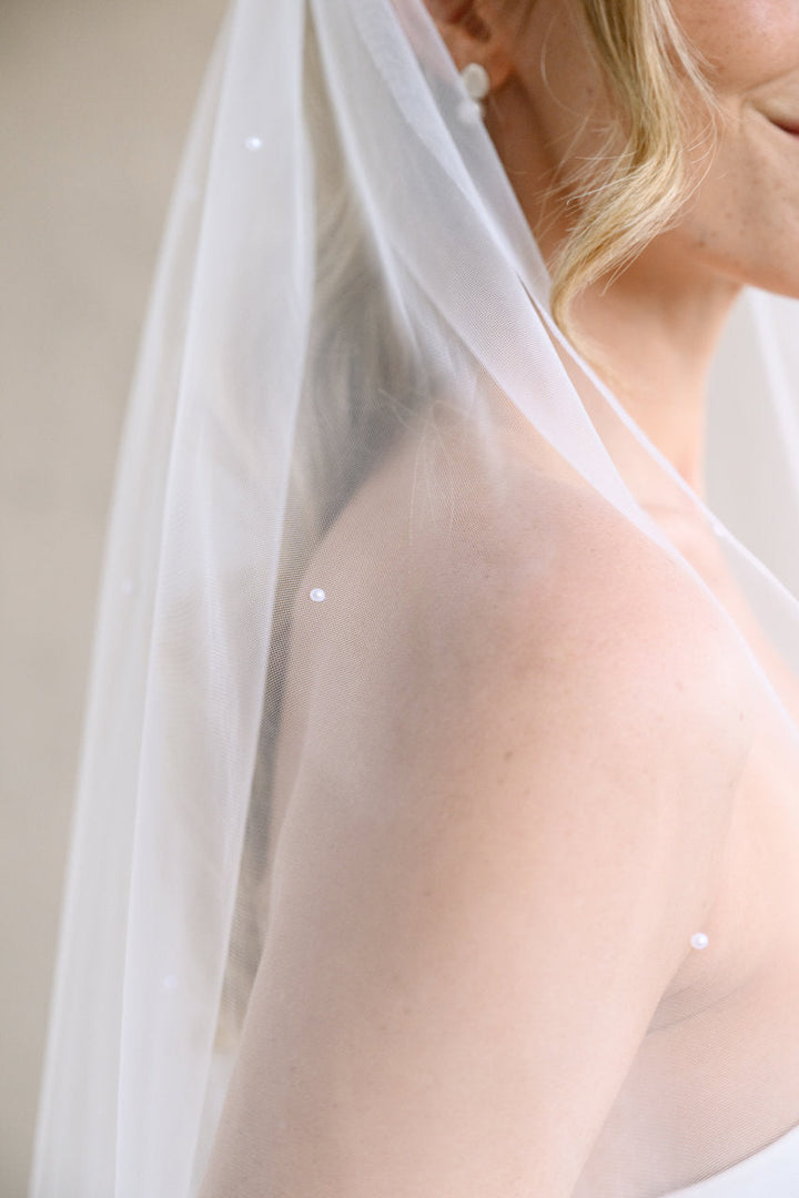 Voile de mariée Evelis 92 cm, détail du tulle sur l'épaule