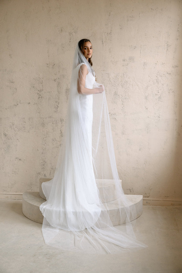 Voile de mariée Isola 300 cm, perles, tulle souple ivoire, vue de face sur l'escalier